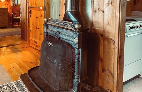 Northport Cabin | 1 BR Cozy Log Cabin W & Deck & Picnic Table