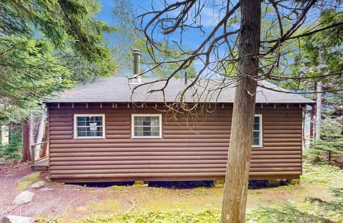 Northport Cabin | 1 BR Cozy Log Cabin W & Deck & Picnic Table