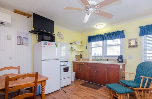 Kure Beach Apartment | 1 BR Efficiency in Private Historic Motel w pool!
