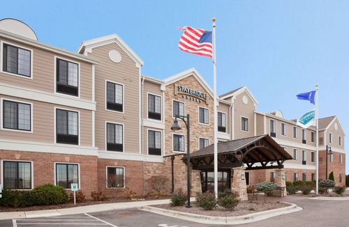 Oconomowoc Apartment | 1-BR Suite With Two Double Beds & Full Kitchen