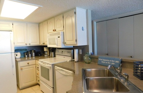 Briarcliff Apartment | 1 BR Waterfront Condo with lake access, pool & hot tub