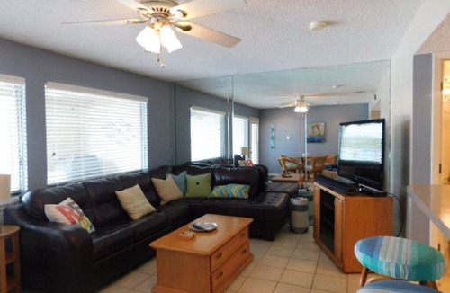 Briarcliff Apartment | 1 BR Waterfront Condo with lake access, pool & hot tub