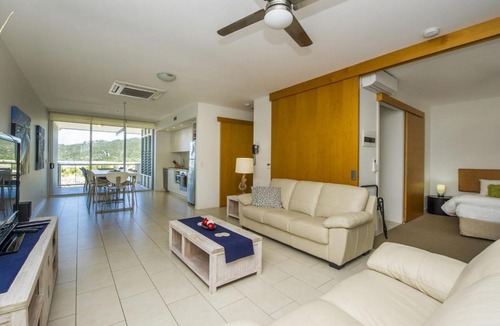 Nelly Bay Apartment | 1 Bright Point Apartment 1401