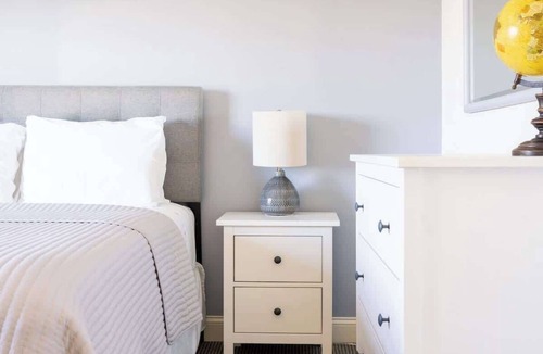 Middletown Hotel | #1 | Comfy Room w/Queen-bed