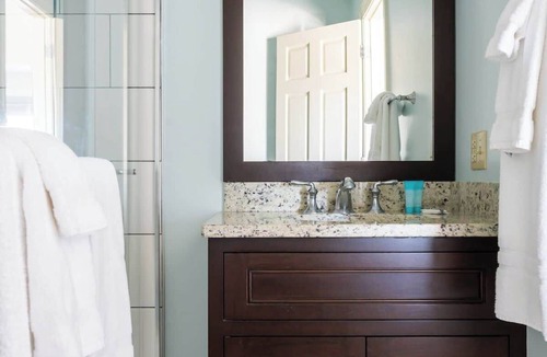 Middletown Hotel | #1 | Comfy Room w/Queen-bed