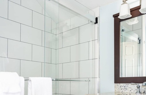 Middletown Hotel | #1 | Comfy Room w/Queen-bed