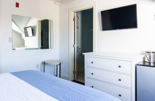 Middletown Hotel | #1 | Comfy Room w/Queen-bed