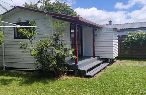 Epsom Ski Chalet | 1 double and 1 sofa bed Garden Chalet