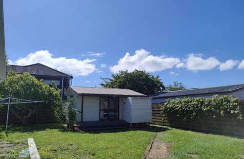 Epsom Ski Chalet | 1 double and 1 sofa bed Garden Chalet