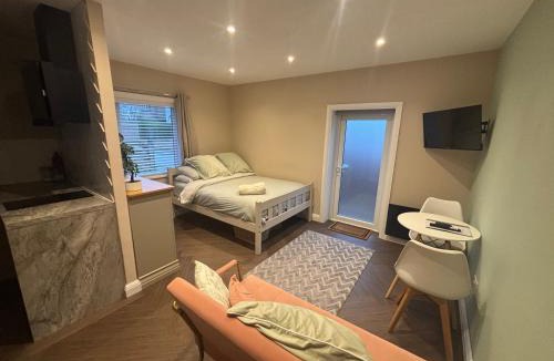 Plympton Apartment | 1 double bed studio with private access and parking