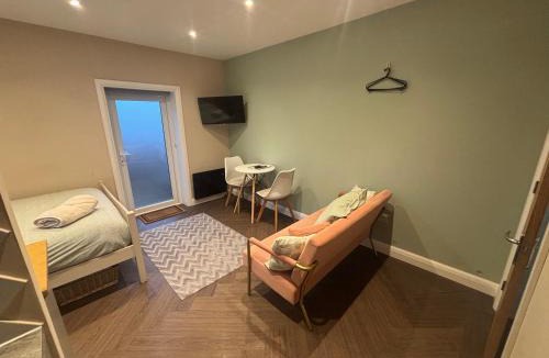 Plympton Apartment | 1 double bed studio with private access and parking