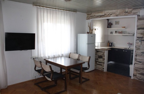 Seget Donji House | 1. Floor 2- room apartment, 2x bathroom, 2x air conditioning, balcony, sea view