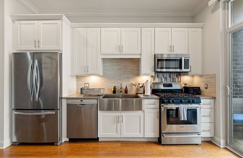 Near West Side Apartment | 1 Free Parking, Gym, Balcony, Sleeps 10