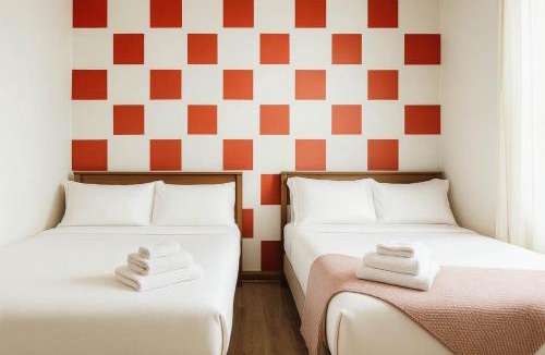 Wicker Park Apartment | 1 Free Parking Sleeps 10