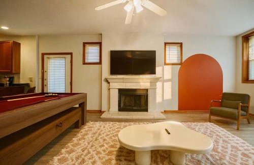 Wicker Park Apartment | 1 Free Parking Sleeps 10