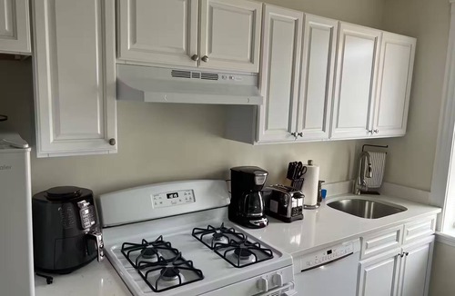 North Brookline Apartment | 1 FREE parking spot Coolidge Corner 1 bed Apt