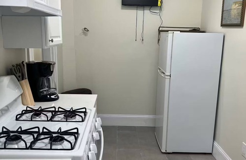 North Brookline Apartment | 1 FREE parking spot, Coolidge Corner 1 bed
