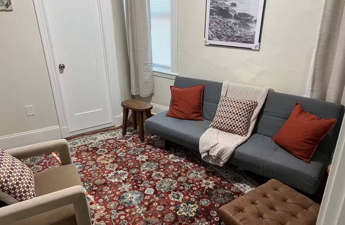 North Brookline Apartment | 1 FREE parking spot, Coolidge Corner 1 bed
