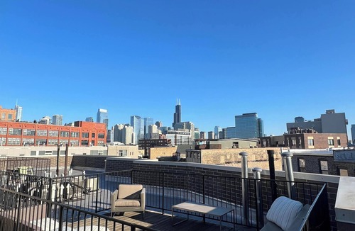 River West Apartment | 1 Garage Parking/Skyline Rooftop/PingPong/Balcony