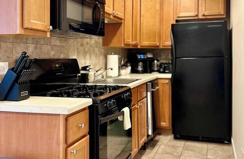 Lake View East Apartment | 1 GB Wi-Fi, 1 Reserved Parking Space, Sleeps 4