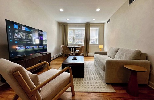 Lake View East Apartment | 1 GB Wi-Fi, 1 Reserved Parking Space, Sleeps 4