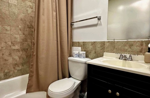 Lake View East Apartment | 1 GB Wi-Fi, 1 Reserved Parking Space, Sleeps 4