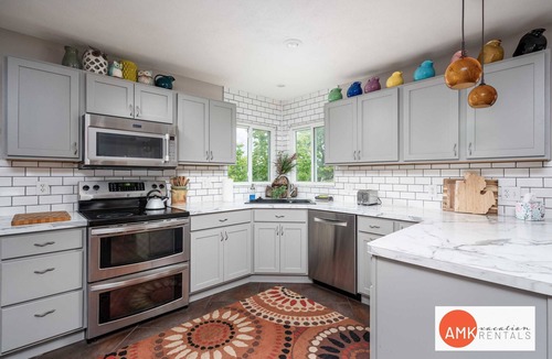 Holland House | 1 Happy Acre Summary: