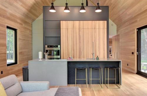 Lac Superieur Village House | 1 Impasse du Cardinal - Lac Superior Chalet w Spa Sauna & Games Room
