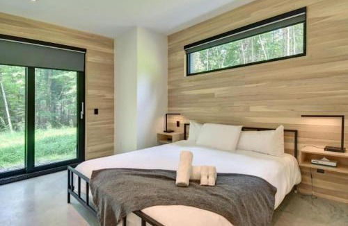 Lac Superieur Village House | 1 Impasse du Cardinal - Lac Superior Chalet w Spa Sauna & Games Room