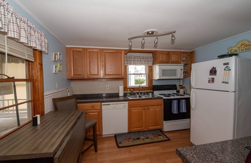 Wells Beach Cottage | 1 July week, 1 Aug week just opened! Steps to the beach, 1 dog welcome!