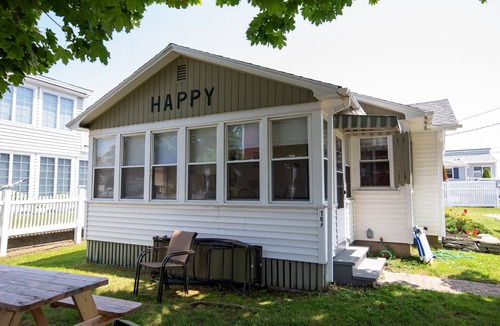 Wells Beach Cottage | 1 July week, 1 Aug week just opened! Steps to the beach, 1 dog welcome!
