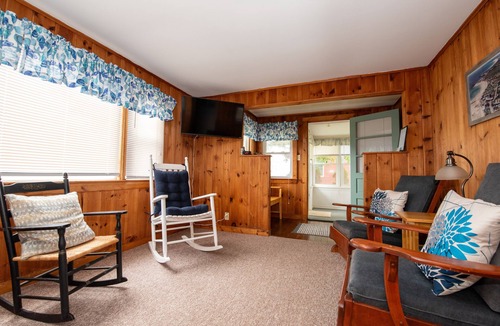 Wells Beach Cottage | 1 July week, 1 Aug week just opened! Steps to the beach, 1 dog welcome!