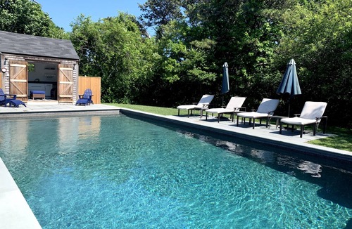 West of Town House | 1 JULY WEEK OPEN + CAR FERRY: 5BR Oasis w/Pool & 10 Bikes