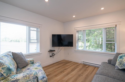 New Scotland Apartment | 1 kilometer from Rondeau Provincial Park, 10 min. walk to sandy beach.