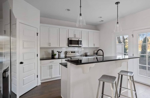 Lakewood Apartment | 1 King 1 Queen 2 Double Garage Washer Dryer