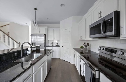 Lakewood Apartment | 1 King 1 Queen 2 Double Garage Washer Dryer