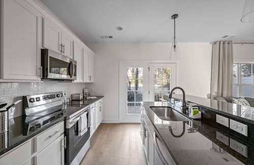 Lakewood Apartment | 1 King 1 Queen 2 Double Garage Washer Dryer