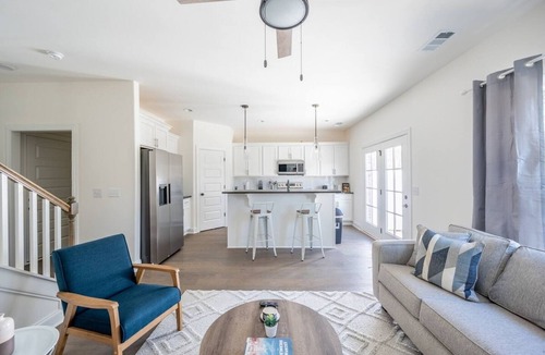 Lakewood Apartment | 1 King 2 Queens Garage Yard Washer Dryer