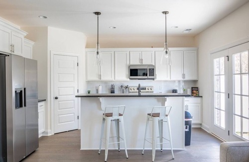 Lakewood Apartment | 1 King 2 Queens Garage Yard Washer Dryer