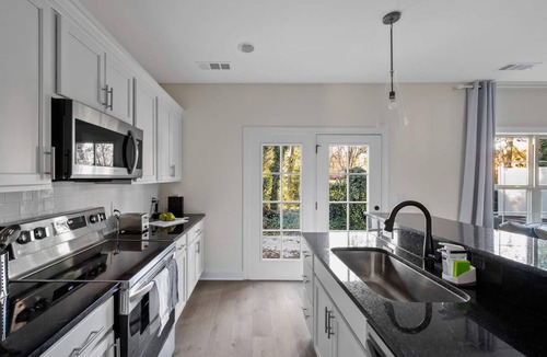 Lakewood Apartment | 1 King 2 Queens Garage Yard Washer Dryer