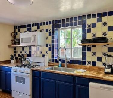 Las Cruces House | 1 king bd with big fenced back yard pets welcome