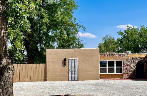 Las Cruces House | 1 king bd with big fenced back yard pets welcome