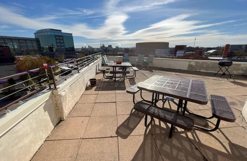 Cedar Rapids Apartment | 1 King Bed 1 Bath Apartment Steps to Paramount Theatre Downtown Cedar Rapids
