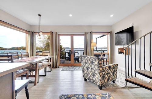 Malletts Bay Apartment | 1 King Bed, 1 Queen Sleeper Sofa Walk-in Shower, Soaker TUB,. bath 2 Shower with tub SCENIC VIEW OVERLOOKING MALLETS BAY THREE FLOORS WITH LOFT.