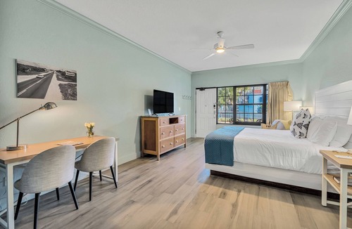 Crystal Beach Hotel | 1 King Bed at Pet Friendly Hotel!