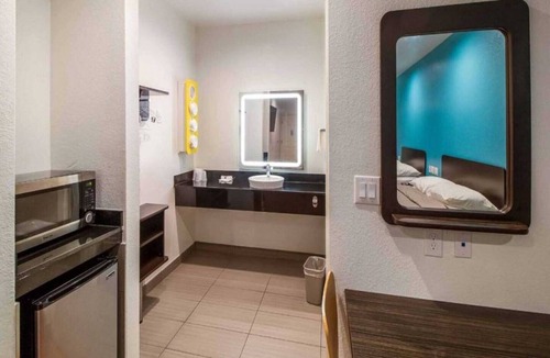 Greater Greenspoint Apartment | 1 King Bed | Business, Non-Smoking, Micf