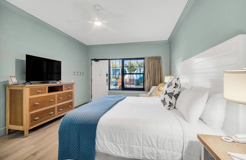 Crystal Beach Hotel | 1 King Bed/Just Steps from the Beach!