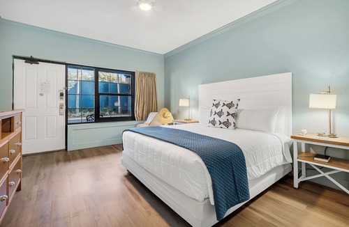 Crystal Beach Hotel | 1 King Bed/Just Steps from the Beach!