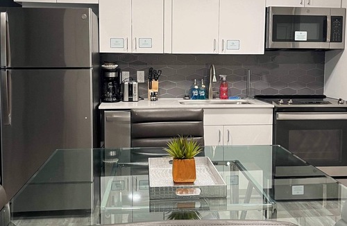 Downtown Jackson Apartment | (1) King Bed Loft Sum