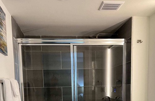 Downtown Jackson Apartment | (1) King Bed Loft Sum